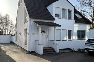 Freistehendes Haus mit unverbaubarem Blick auf Pferde und den Sonnenuntergang