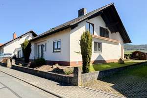 Ihr neues Zuhause: EFH mit großem Grundstück und vielen Möglichkeiten – Die vollständige Adresse der Immobilie erhältst du vom Anbieter., 63934 Röllbach – Vorschaubild 2