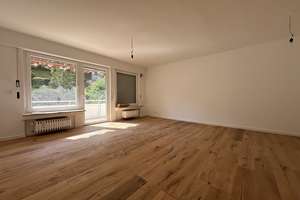 Fast fertig! Exquisite Wohnoase mit Ruhe + Balkon, EBK, Garage uvm.