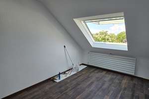 Lichtdurchflutetes Wohnerlebnis: Frisch renovierte 3-Zimmer-DG-Wohnung in Karlsruhe-Neureut – Pralistraße 21, 76149 Neureut, Karlsruhe – Vorschaubild 5
