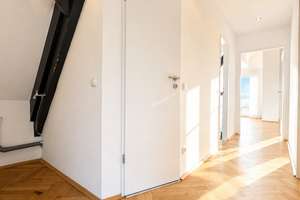 Historischer Charme trifft Loft-Flair: 3-Zimmer-Dachgeschoss mit hohen Decken, Balkon & Sichtbalken – 50937 Sülz, Köln – Vorschaubild 10