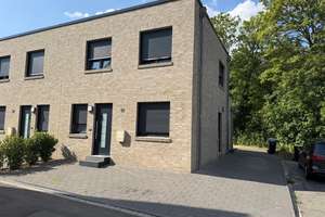 Moderne 4-Zimmer-Doppelhaushälfte mit Balkon und Terrasse - Baujahr 2024