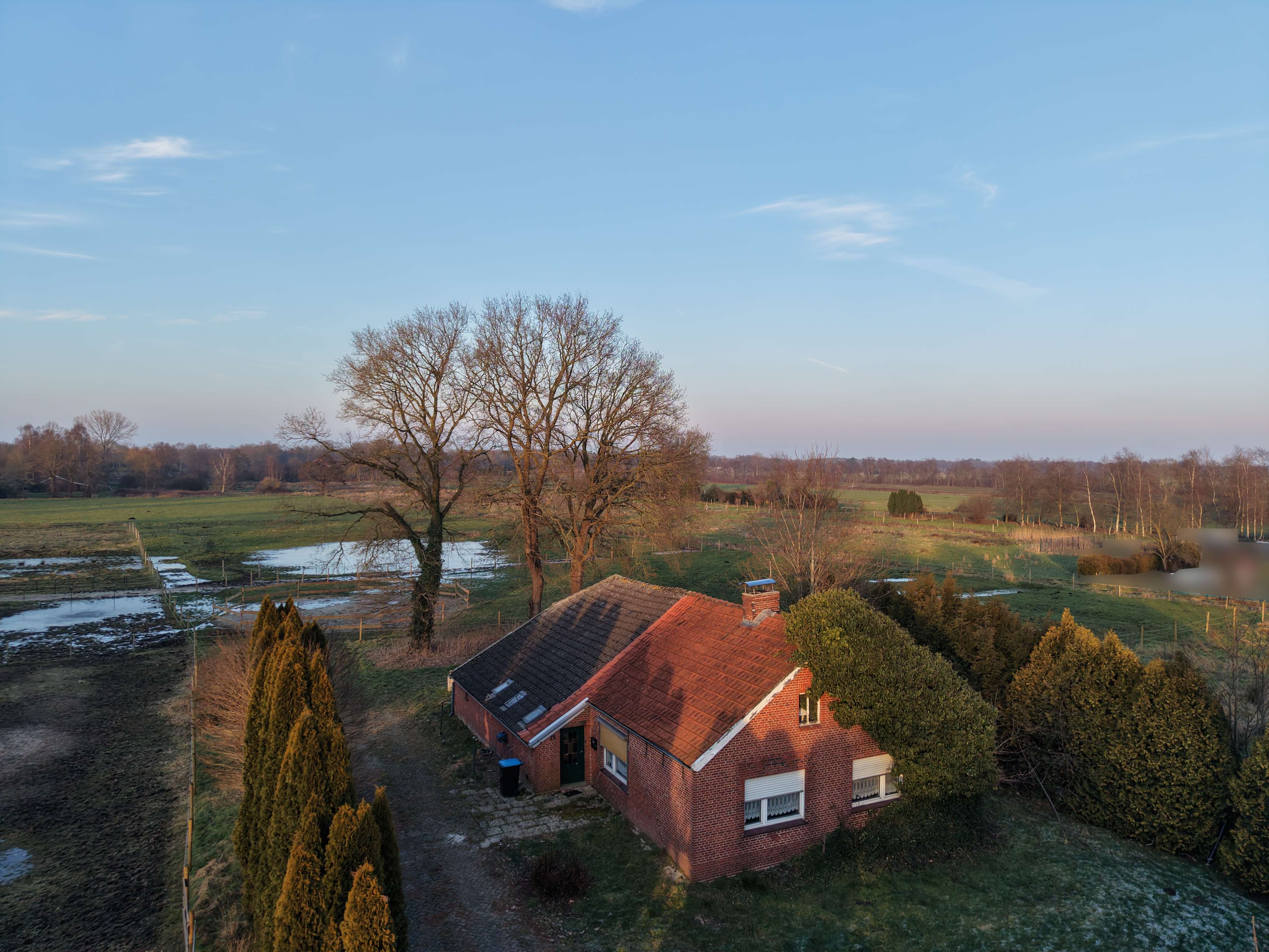 Verkauft! Sanierbedürftiges Fehnhaus in Kanallage mit Blick auf Wiesen und Felder!, Leer Kreis – Bild 2