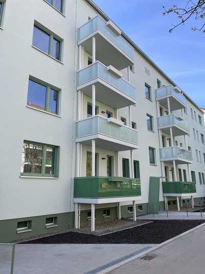 ERSTBEZUG ab sofort! Tolle, kleine 2- Raum-Wohnungen in komplett modernisiertem Wohnhaus