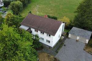 Zweifamilienhaus mit viel Platz in ruhiger Lage