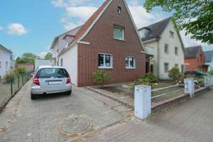Kapitalanlage in Bad Schwartau: vermietetes 3-Parteien-Haus auf großem Eigenlandgrundstück – Die vollständige Adresse der Immobilie erhältst du vom Anbieter., 23611 Bad Schwartau – Vorschaubild 1