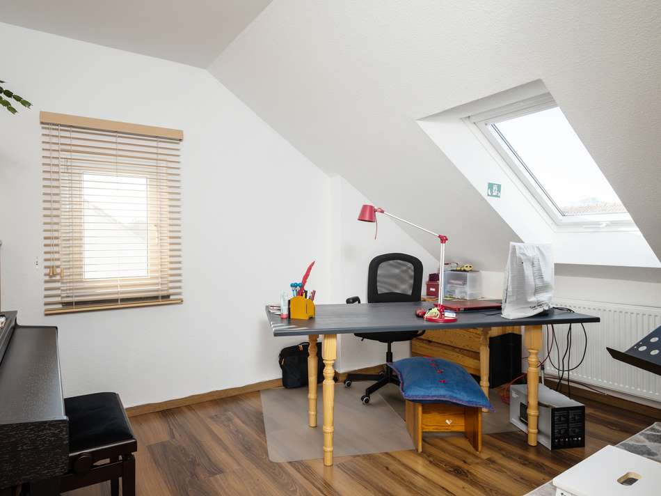 Arbeitszimmer neben Wohnzim...