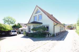 Einziehen und entspannen: Einfamilienhaus mit Ferienwohnung, Gewerbefläche und gepflegtem Garten – Die vollständige Adresse der Immobilie erhältst du vom Anbieter., 18574 Garz/Rügen – Vorschaubild 1