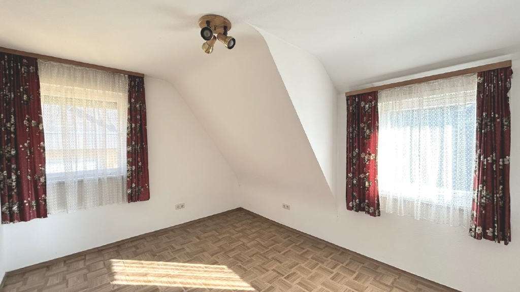 Immobilie in Mössingen - Chancenreiche Doppelhaushälfte in Topp-lage: Großzügiges Grundstück, zwei Garagen, perfekter F - Bild 3