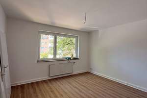 Top sanierte 2 Zimmer Wohnung mit Balkon und zusätzlichem Raum im Dachgeschoss – Sternwartstraße 10, 40223 Bilk, Düsseldorf – Vorschaubild 2