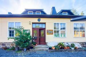 Wohnen und arbeiten im historischen alten Bahnhof Schmiedeberg! 2 Wohnungen, Werkstatt, Büros uvm. – Die vollständige Adresse der Immobilie erhältst du vom Anbieter., 1744 Schmiedeberg – Vorschaubild 1