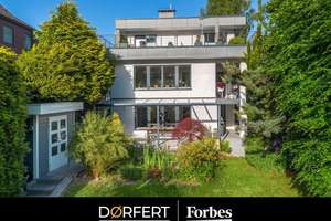 Bauhausvilla mit vielen Extras und Grundstück mit Wald