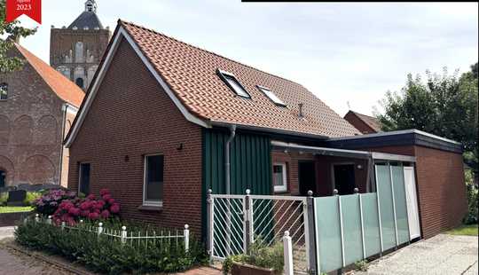 Bild von Mit Blick auf die Kreuzkirche: Teilmodernisiertes EFH mit kl. Außenbereich in malerischer Lage