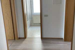 Neu renovierte 2-Raumwohnung mit EBK, Balkon mit Blick ins Grüne, PKW-Stellplatz direkt am Haus!!! – Chemnitztalstrasse 117, 9114 Chemnitz – Vorschaubild 3