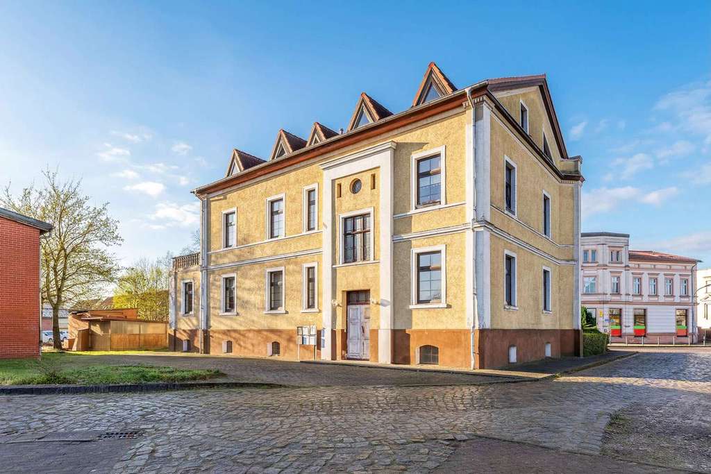 Immobilie in Neustadt (Dosse) - KENSINGTON - Exklusiv - Mehrfamilienhaus mit 4 Wohneinheiten und Gewerbe in bester Lage in Neustadt - Bild 1