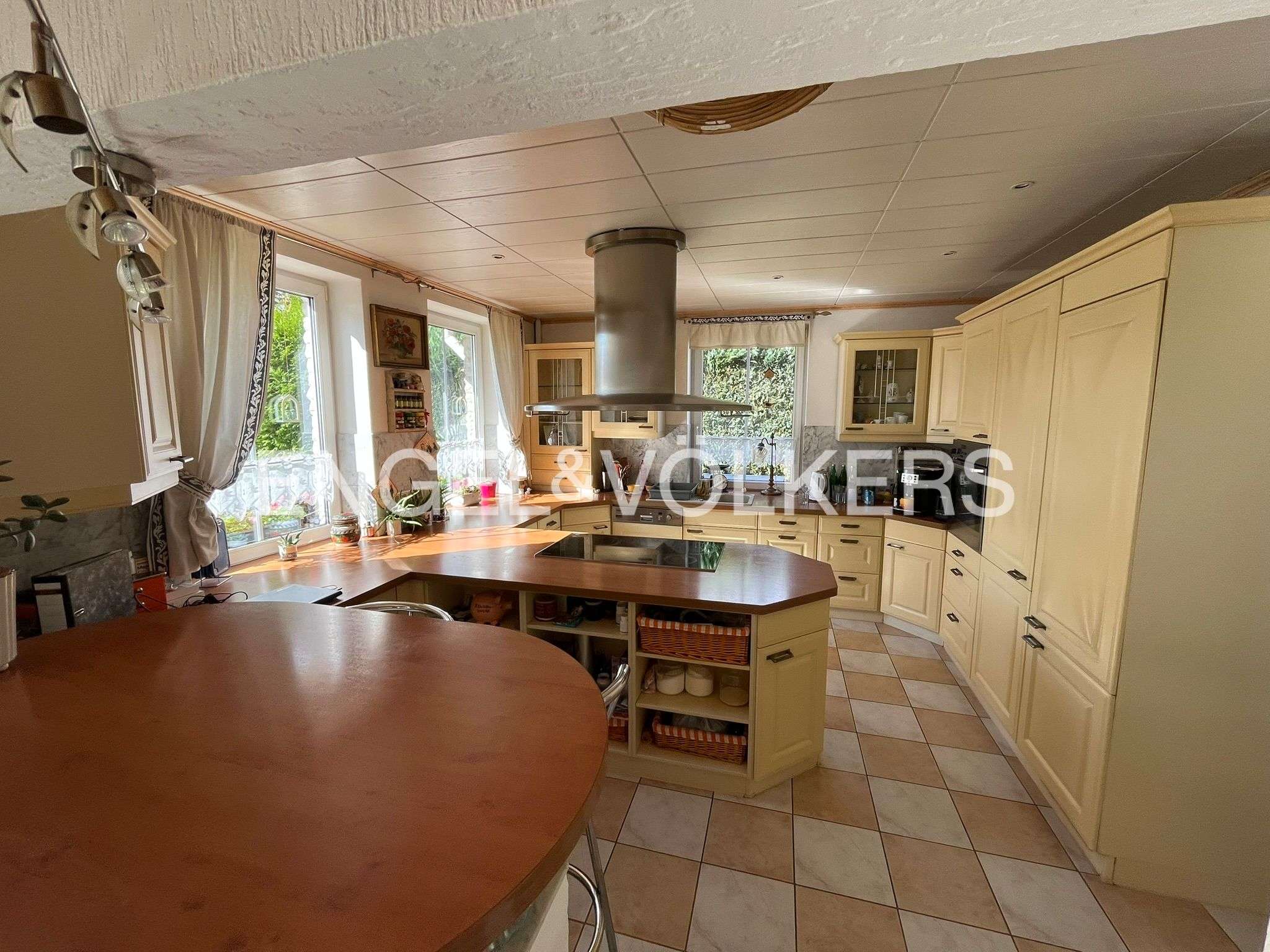 Immobilie in Dobin am See - Romantisches Dreigiebelhaus am See –                 Komfort und Ruhe in idyllischer Lage - Bild 3