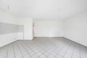 Helle 3-Zimmer-Wohnung mit Balkon, Garage & Garten-blick in München Moosach – Dachauer Straße 354A, 80993 Alt-Moosach, München – Vorschaubild 2
