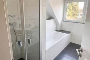 Exklusive drei Zimmer Dachgeschosswohnung mit Balkon – Wachtelweg 29, 81827 Waldtrudering, München – Vorschaubild 3