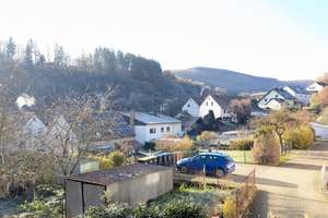 Angenehmes Zweifamilienhaus in ruhiger Lage mit kleinem Gärtchen und 2 Pkw-Stellplätzen. – Im Hohlenfels 12, 55606 Kirn – Vorschaubild 5