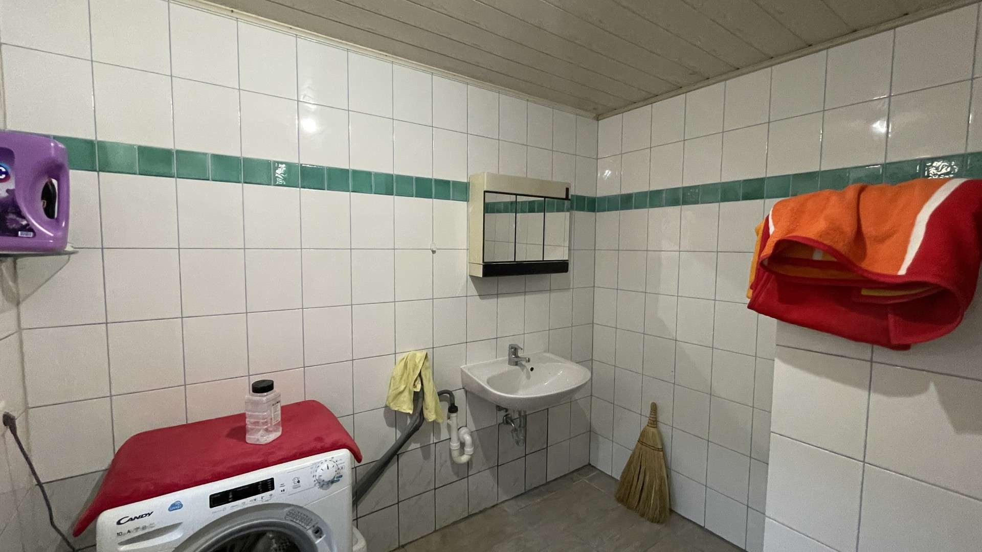 Immobilie in Hennef (Sieg) - Gepflegtes, verklinkertes Zweifamilienhaus mit zwei Garagen und PV-Anlage in Hennef-Blankenberg! - Bild 12