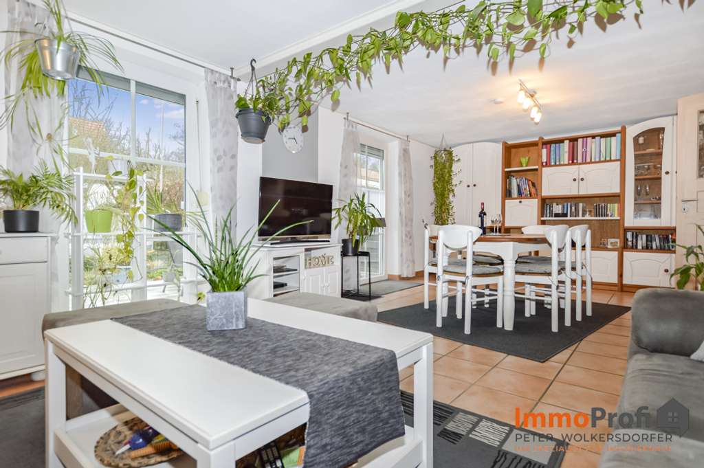 Immobilie in Wertingen - Sanierte Doppelhaushälfte mit PV-Anlage, Solarthermie, Doppelgarage & Aufstellpool in ruhiger Lage - Bild 2