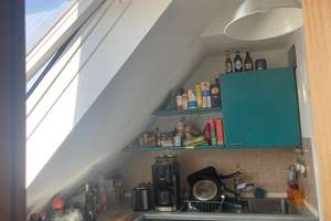 Helle Maisonette-Wohnung mit EBK & Terrasse – Supermarkt im Haus, Bahnhof & Flughafenbus in der Nähe