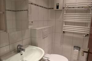 SOUTTERRAINWOHNUNG: SANIERTES BAD, BALKON MIT GARTENBLICK, EINBAUKÜCHE – Butzbacher Weg 10, 40229 Eller, Düsseldorf – Vorschaubild 6