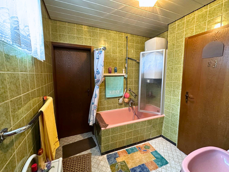 Immobilie in Bad Urach - Familienfreundliches Zuhause mit viel Platz, Garten und zwei Garagen - Bild 5