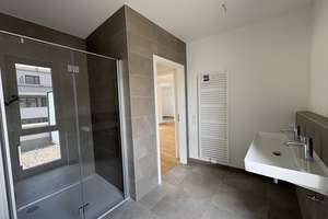 Ideal für München-Pendler: 2-Zimmer-Wohnung inkl. EBK und 2 Dachterrassen im Erstbezug / Whg. 35 – Zugspitzstraße 7 a, 86163 Hochzoll-Nord, Augsburg – Vorschaubild 3