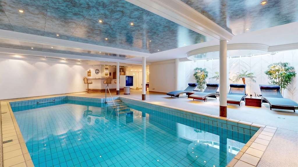Immobilie in Karlstadt - Wo Wohnen zur Lebenskunst wird: Exklusive Villa mit Spa-Oase und Traumgarten - Bild 3