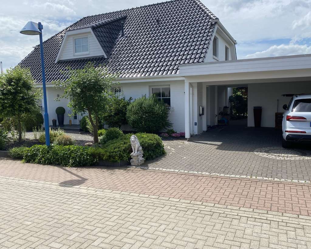 Immobilie in Lehre - Exklusives Traumhaus mit eingelassenem Pool und stilvoller Ausstattung - Bild 2