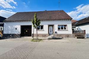 Platz für Ideen: Charmantes Sanierungsobjekt mit großem Innenhof und Nebengebäuden / Rheinhausen