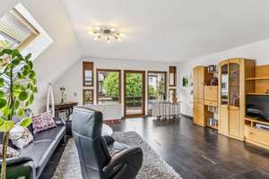 Modernisierte 4 ZKB mit EBK, Balkon & Garage in zentraler Lage am Rosterberg
