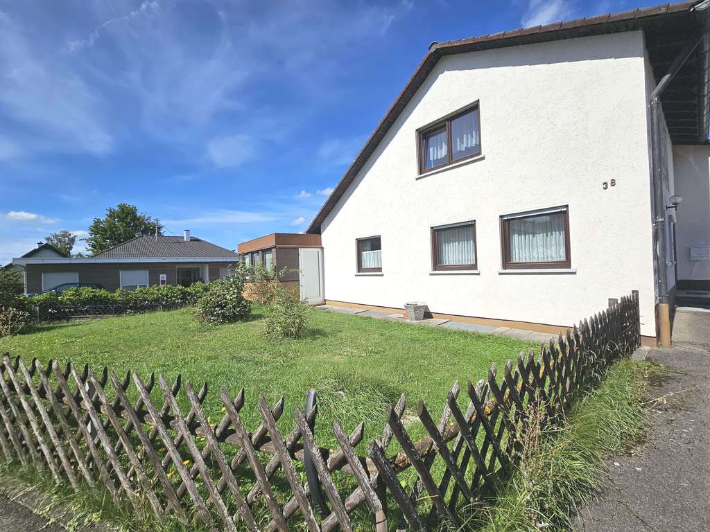 Immobilie in Aldingen - Aldingen: Gr. 1 - Fam.Haus mit Einliegerwohnung + Baugrundst., Garten + Garage - Bild 1