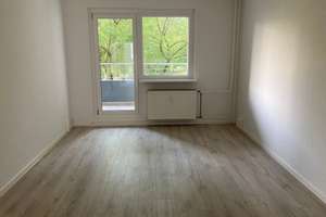 Schöne Familien-Wohnung mit viel Platz - mit Aufzug, Balkon und Wannenbad! – Ahrenshooper Straße 12, 13051 Neu-Hohenschönhausen, Berlin – Vorschaubild 1