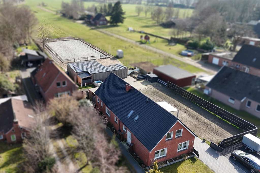 Immobilie in Weener - Zwei Häuser - ein Reitplatz - viel Grundstück - Ihre Chance - Bild 1