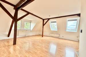 Bezugsfreie 2-Zimmer-Wohnung im Dachgeschoss mit Einbauküche