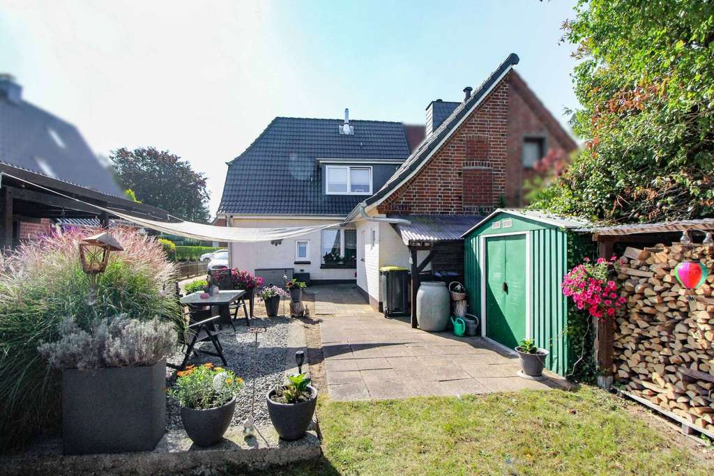 Charmante Doppelhaushälfte mit schönem Außenbereich und neuem Dach in ruhiger Lage von Pönitz