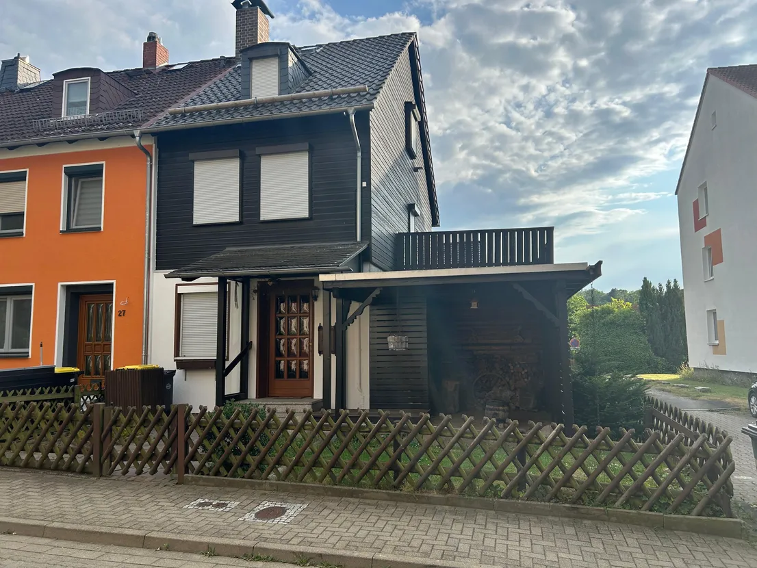 Gemütliches Reihenendhaus mit XL-Dachterrasse, Terrasse, Garten und zwei Garagen – Hausansicht