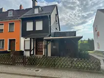 Gemütliches Reihenendhaus mit XL-Dachterrasse, Terrasse, Garten und zwei Garagen – Hausansicht
