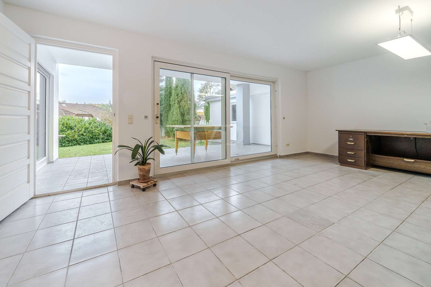 Immobilie in Usingen - Bungalow - Wohnen auf einer Ebene und viel Platz im Einliegerbereich für Hobby, Gäste oder Büro. - Bild 8