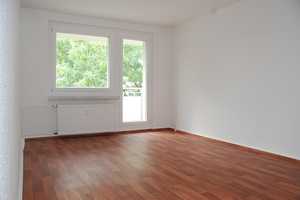 Familienwohnung mit Balkon und Tageslichtbad – Arthur-Strobel-Str. 26, 9127 Chemnitz – Vorschaubild 2