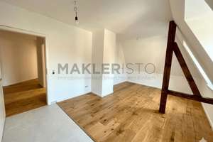 **Modernisierte 2,5-Zimmer-Dachgeschosswohnung mit offener Wohnküche & Fußbodenheizung**