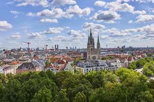 Die Theresienwiese vor der Tür. München zu Füßen. Die Alpen am Horizont.