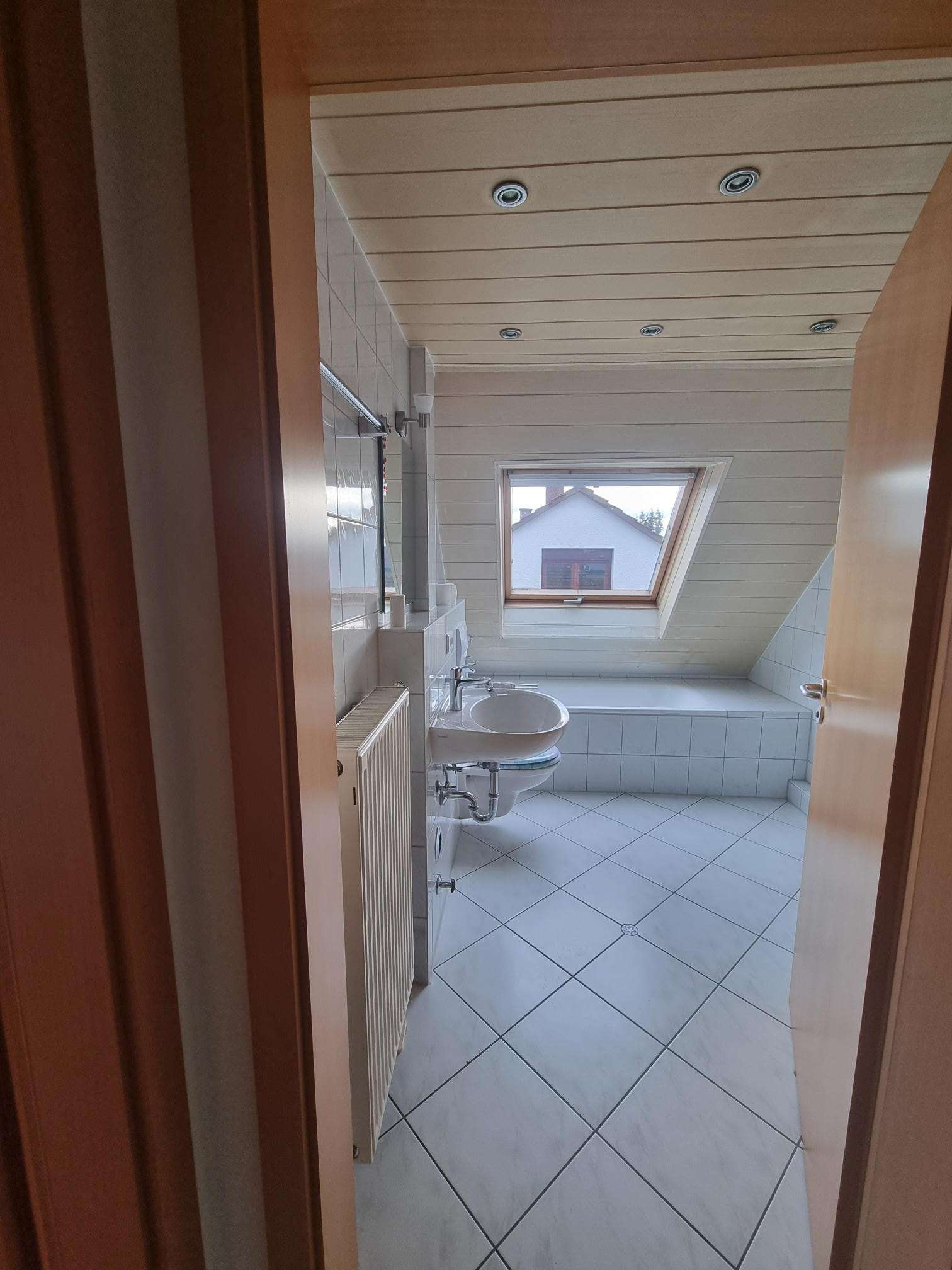 Immobilie in Erlenbach - Von Privat: Gepflegte 3,5-Zimmer Dachgeschosswohnung mit Balkon und Stellplatz in Erlenbach - Bild 3