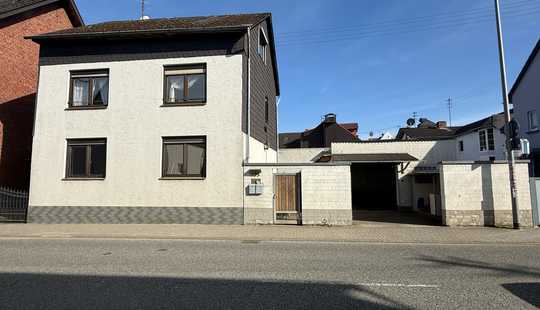 Bild von Zweifamilienhaus in Wehen – Viel Platz und große Garage für Ihre Wohnträume!