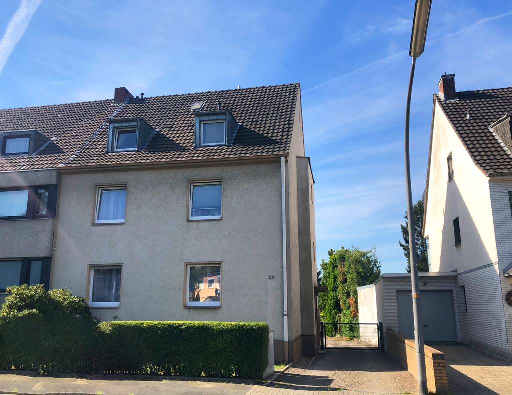 Dreifamilienhaus mit vier Garagen und 455 m² genehmigte Baulandfläche in Köln-Dellbrück