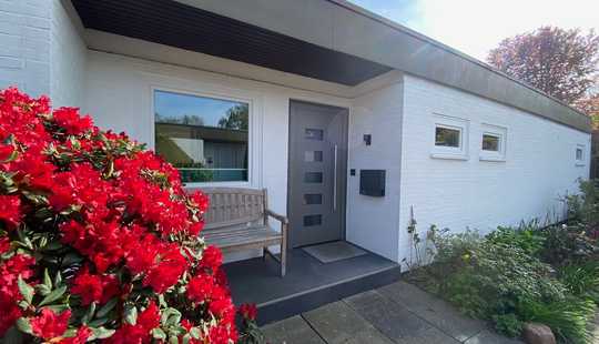 Bild von Energetisch sanierter Atrium-Bungalow mit PV und Wärmepumpe in Hamburg Sülldorf