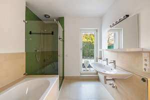 Familiär und vielseitig: Großzügige Villa mit viel Privatsphäre, Garten und Pool – Die vollständige Adresse der Immobilie erhältst du vom Anbieter., 81827 Waldtrudering, München – Vorschaubild 8