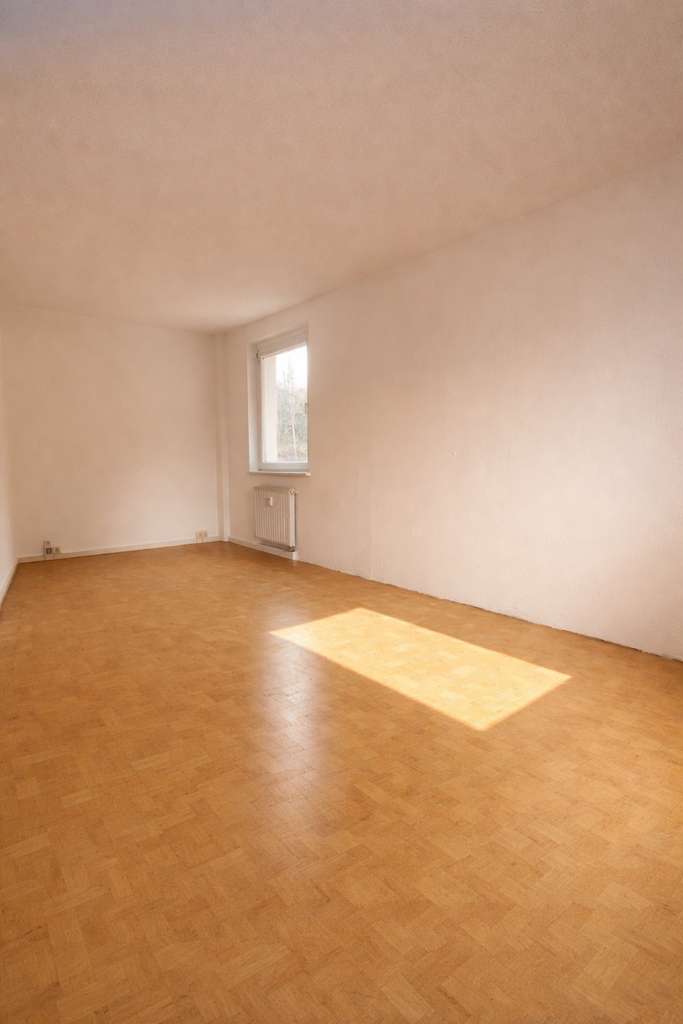 Immobilie in Suhl - großzügige 4-Zimmer-Wohnung mit zwei Balkonen und Kfz-Stellplatz - Bild 3